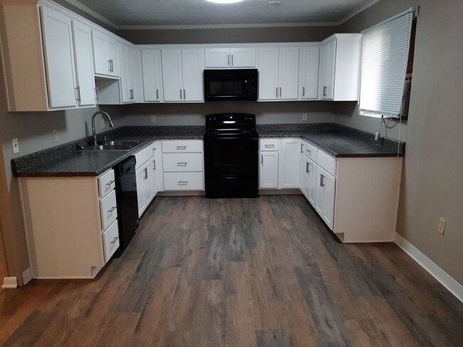Building Photo - Totally Updated! New kitchen! 2 Living Areas! Kickapoo School District! $1,295