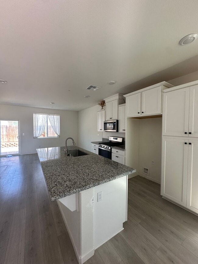 Building Photo - Beautiful newer home in a gated community