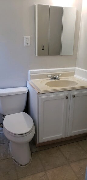 Building Photo - 682 Oswego Ave