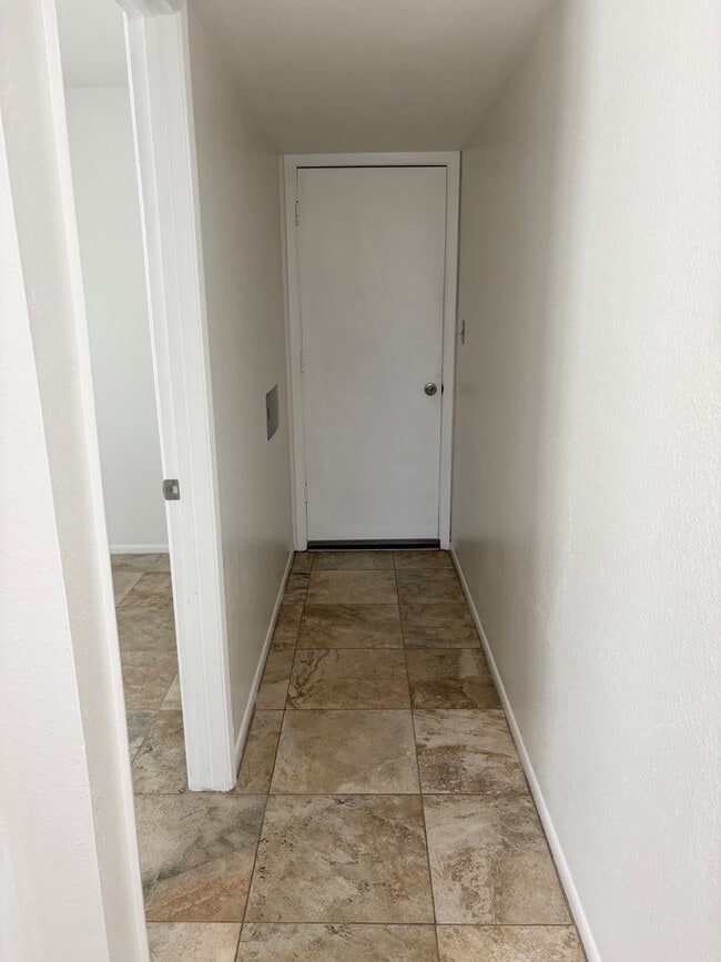 Building Photo - **Excellent 3br/2ba/2garage HOUSE (EXTENSI...