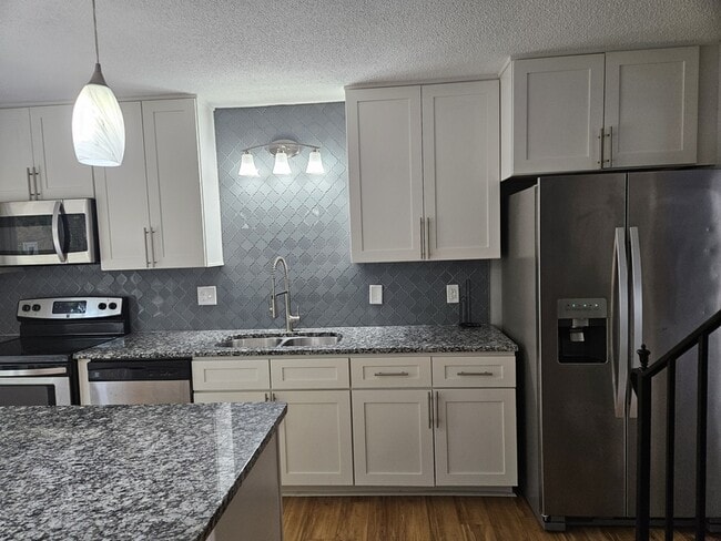 Building Photo - 402 Lotus Dr