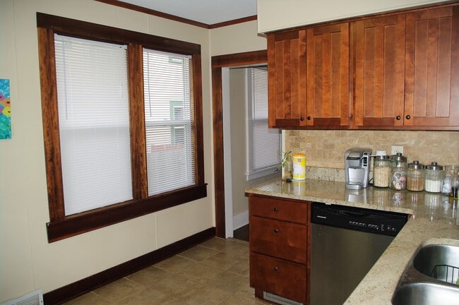 Building Photo - Clean, Efficient, recently renovated 3 Bed...