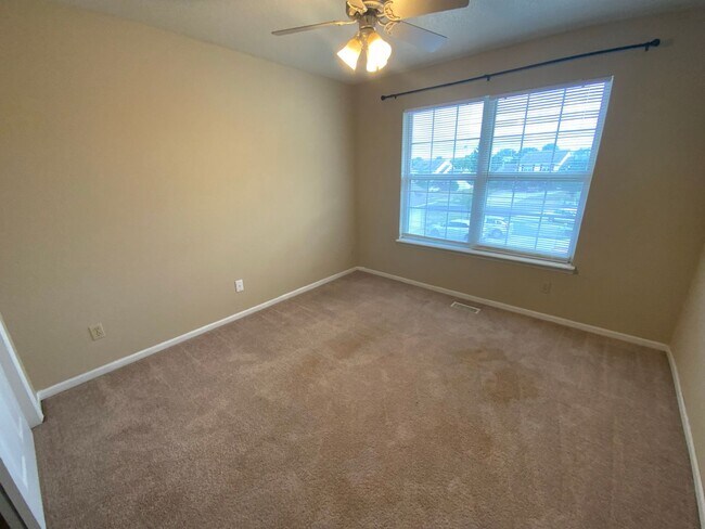 Building Photo - 3 Bedroom 2 Bathroom Duplex