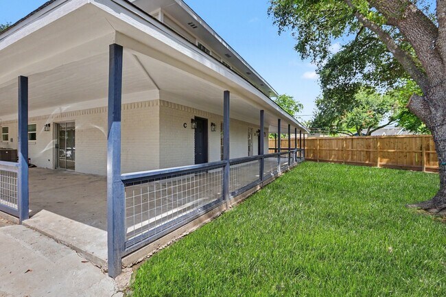 Building Photo - 2119 Barr St