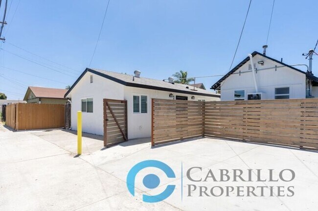 Building Photo - 4849 Mansfield St
