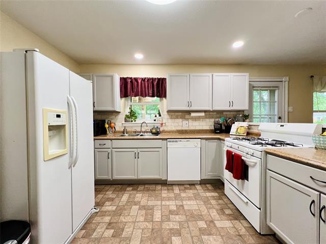 Building Photo - 310 W 15th St