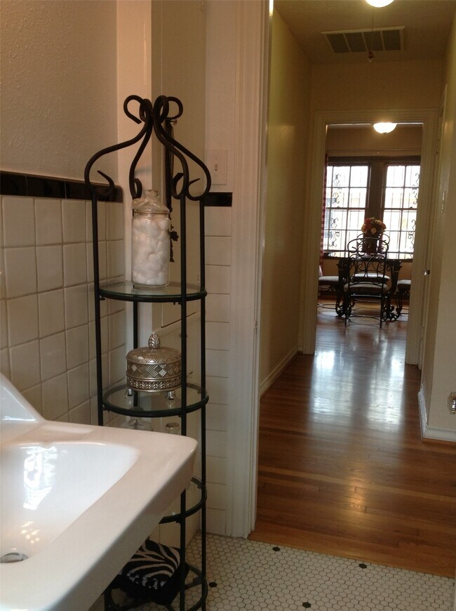 Building Photo - 704 Sue St