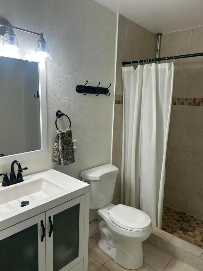 Building Photo - 64610 Pinehurst Cir