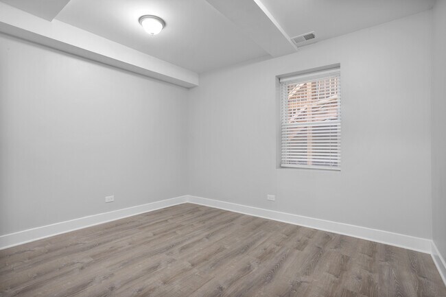 Building Photo - 7326 N Damen Ave