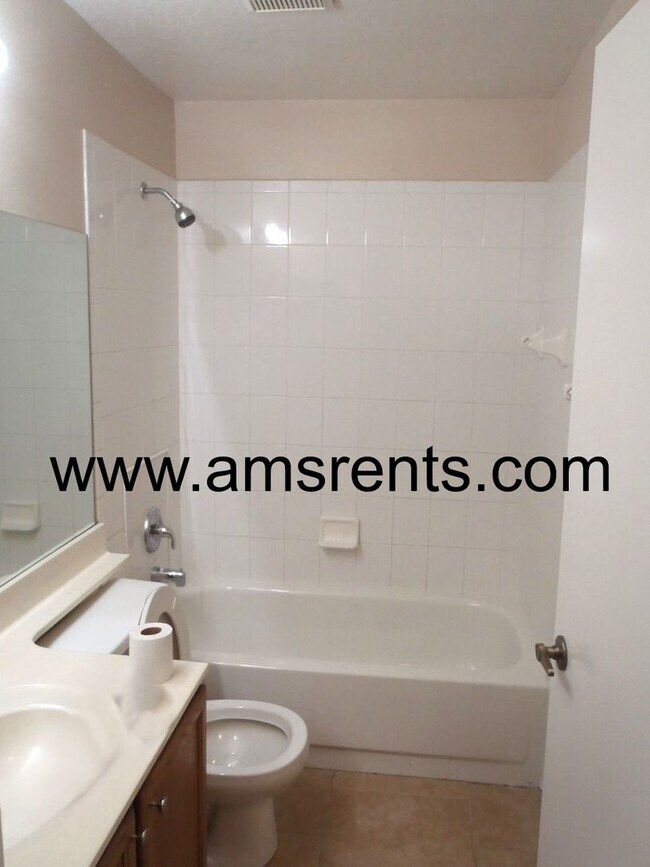 Building Photo - 4-bedroom 2-bathroom house in Chase Grove ...