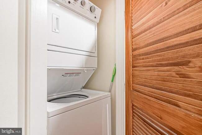 Building Photo - 1926 Bainbridge St