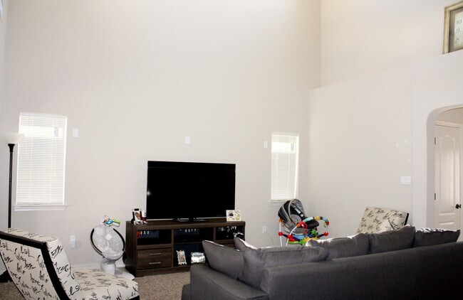 Building Photo - BEAUTIFULLY MAINTAINED EASTSIDE HOME AVAILABLE