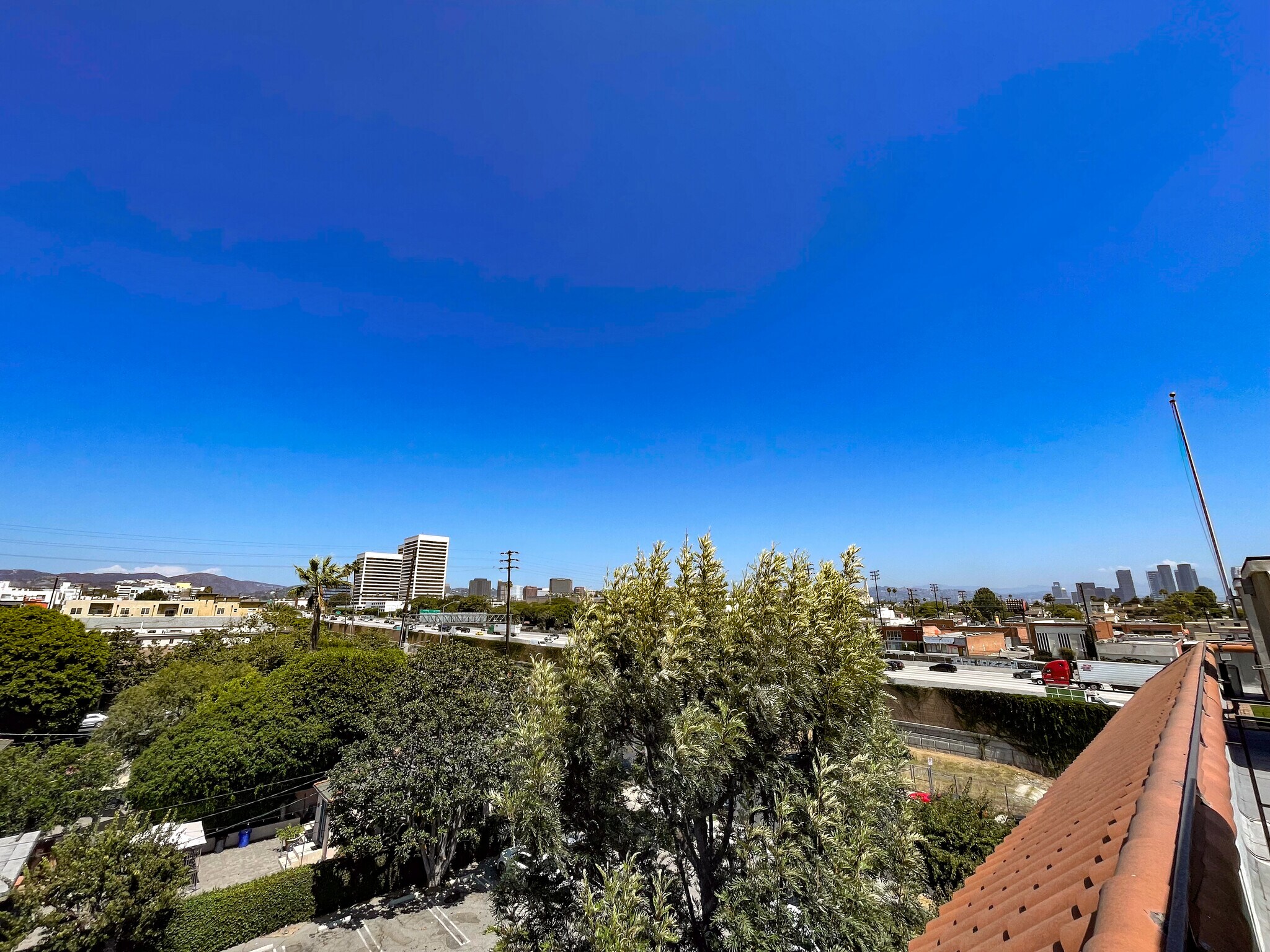 Building Photo - 2027 Beloit Ave