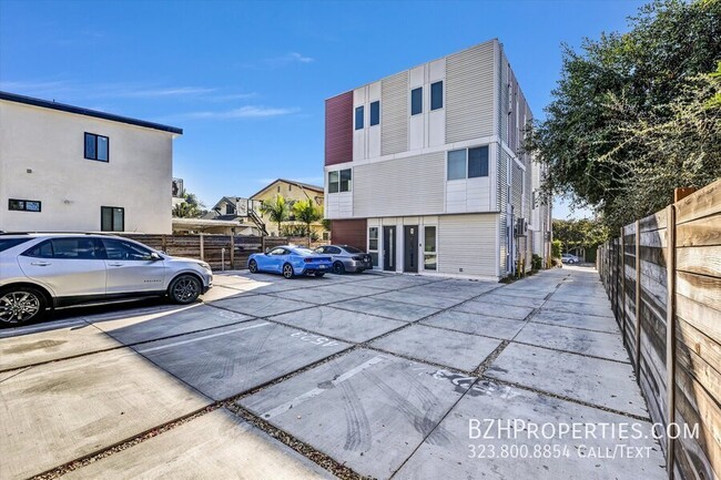 Building Photo - Gorgeous Modern Townhouse In Prime Mid-City