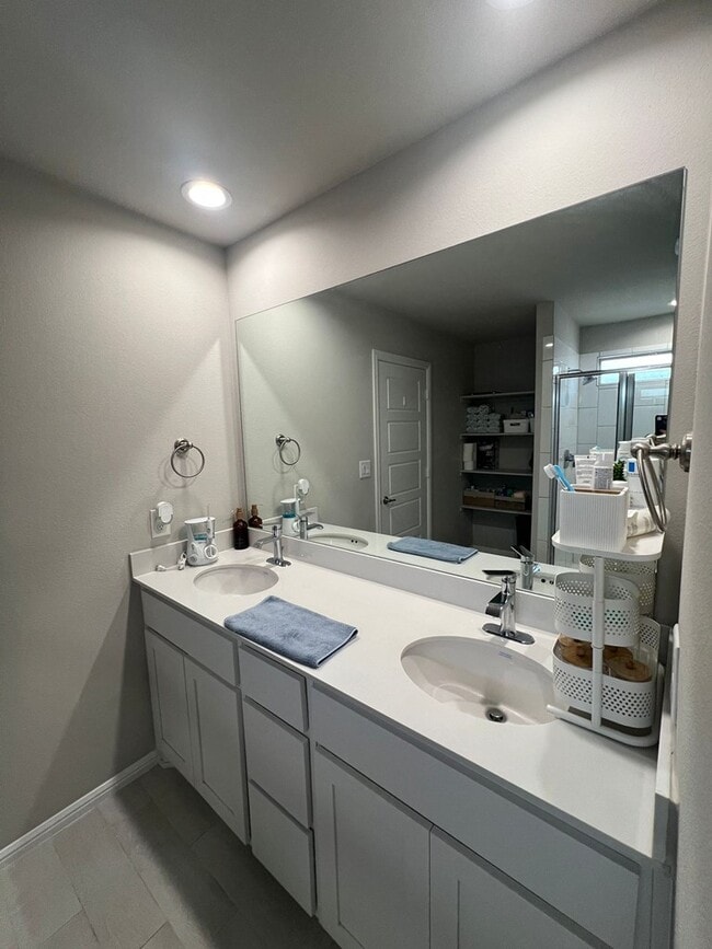 Building Photo - 7600 Silver Crk Ct