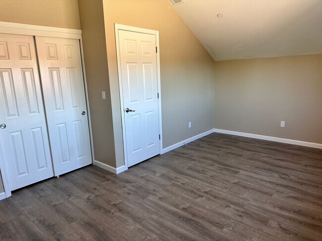 Building Photo - 6 bedroom/ 2.5 bath in Rohnert Park