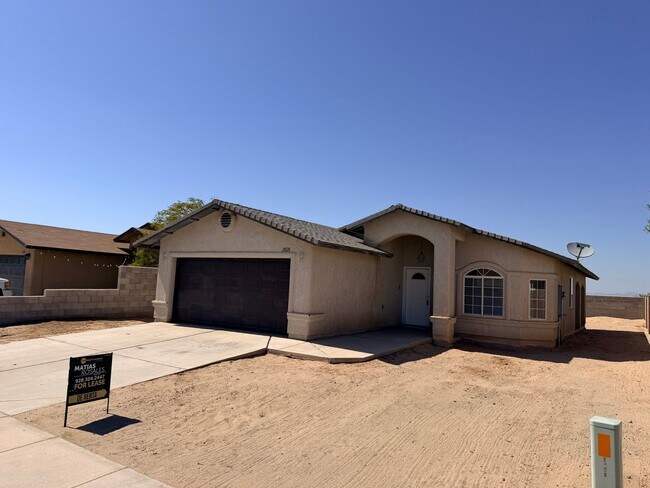 Building Photo - 2028 E Cristina Street
