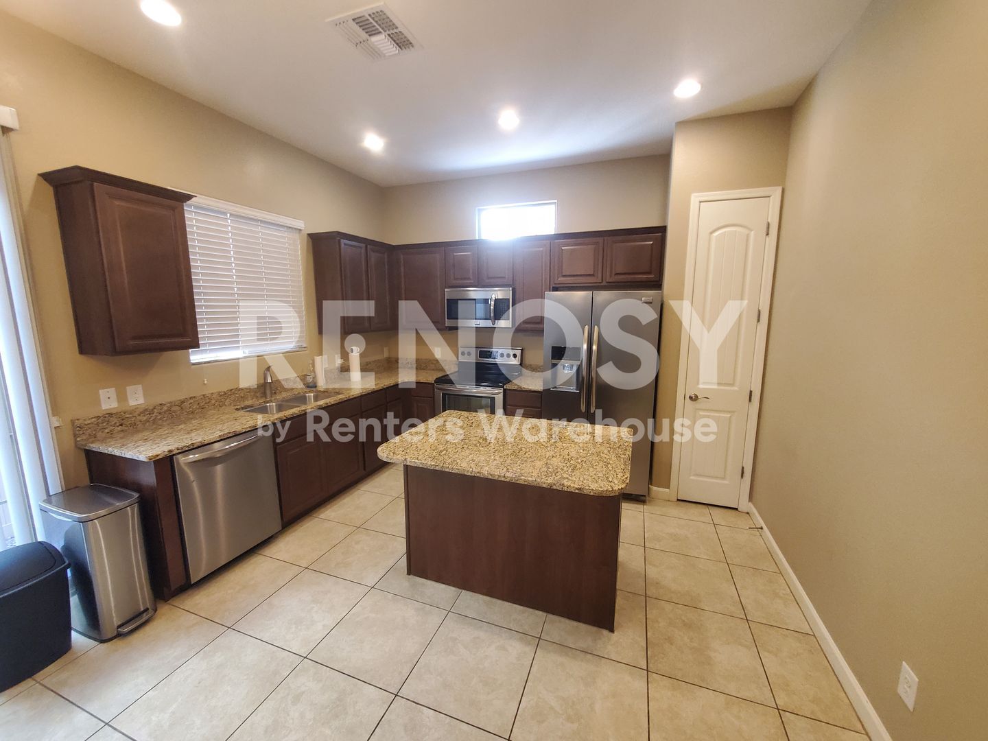 Building Photo - 1367 S Country Club Dr