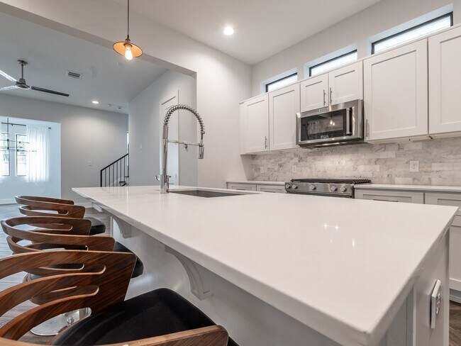 Building Photo - 210 E 32nd St