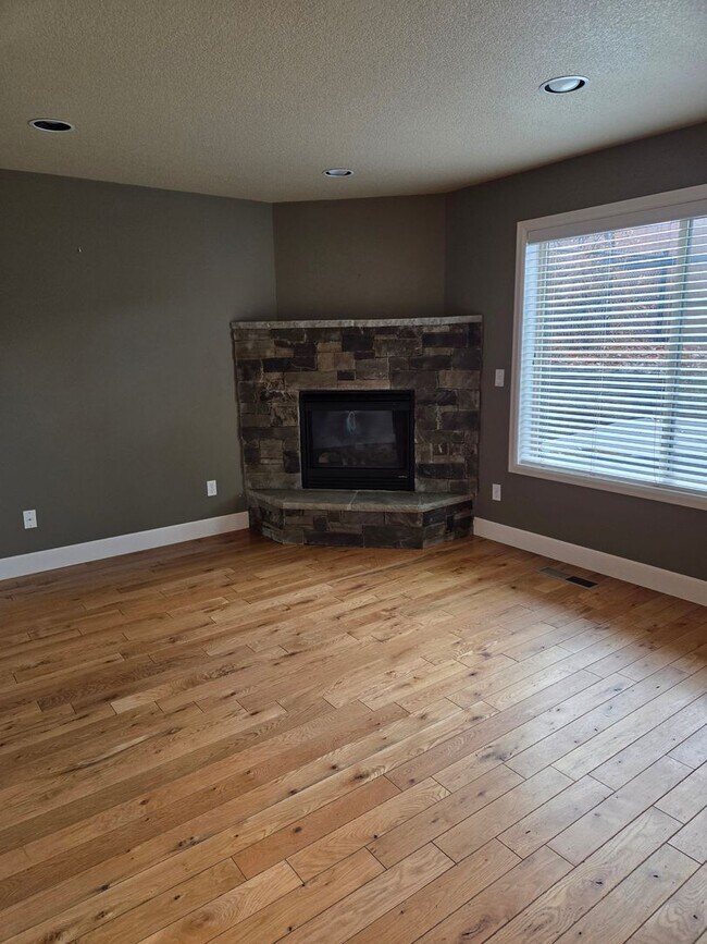 Building Photo - 2 story townhome close to trails!