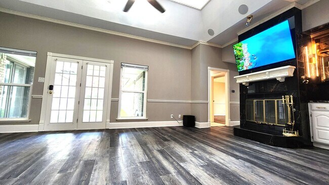 Building Photo - Remodeled with Luxurious Finishes!
