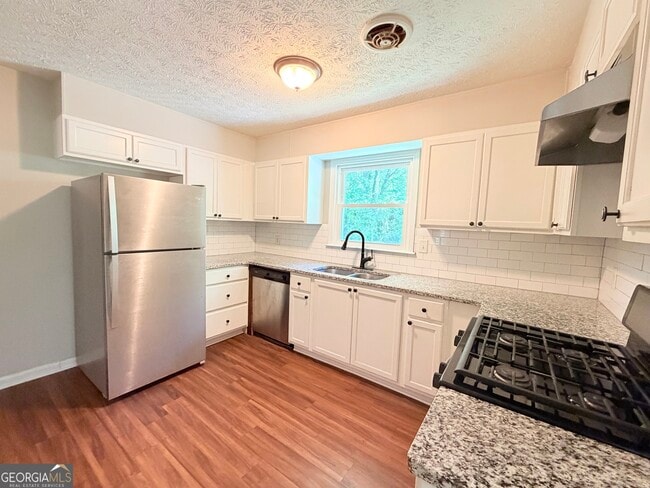 Building Photo - 1140 Azalea Cir NE