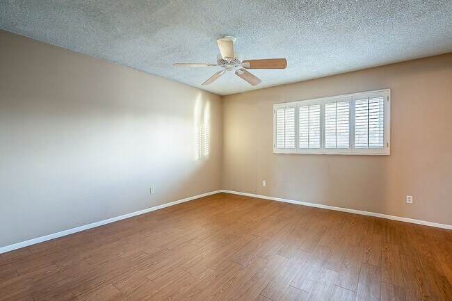 Building Photo - Charming 3 bedroom townhome near everything!