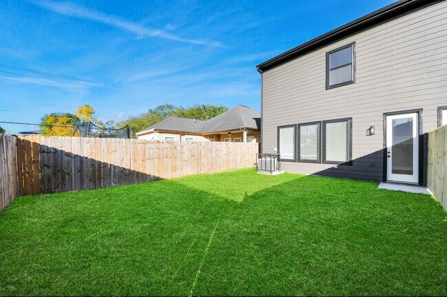 Building Photo - 8306 Comal St