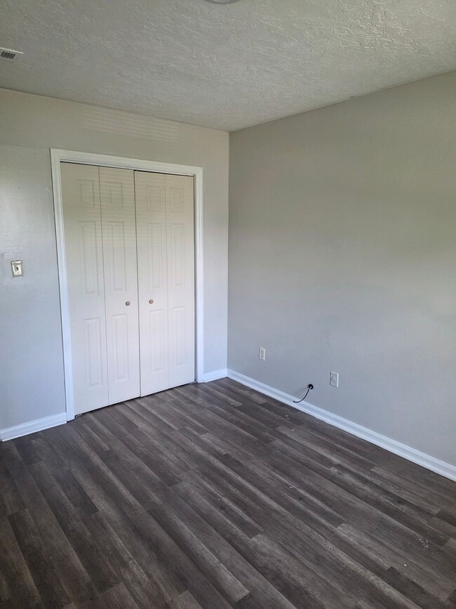 Building Photo - 3 Bedroom End Unit