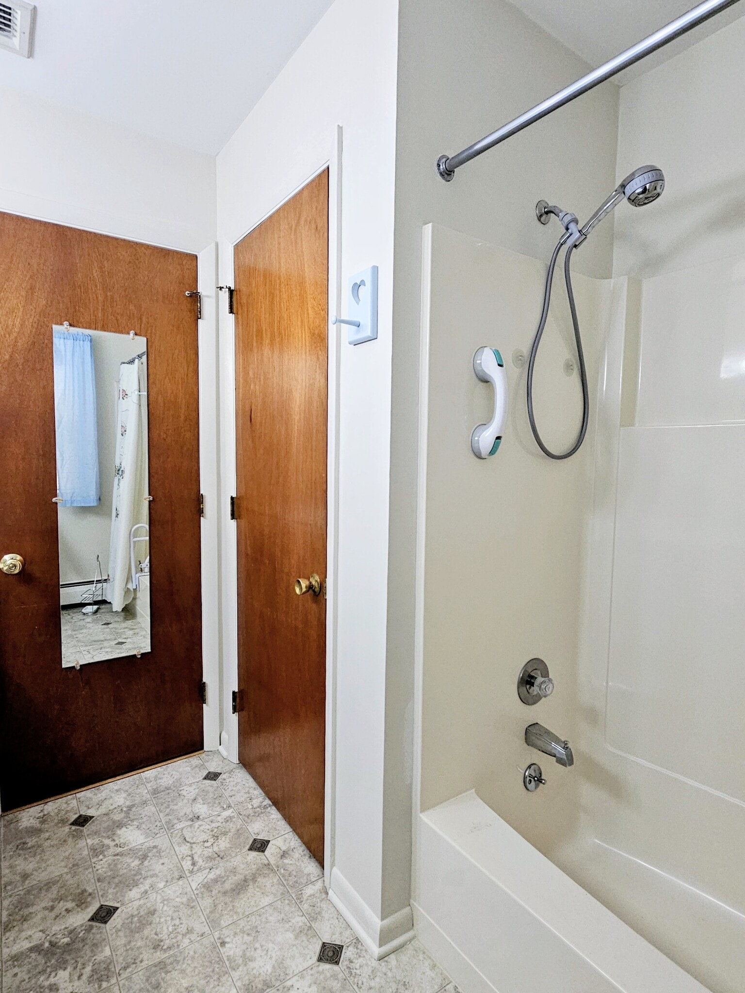 Building Photo - 3 Hillcrest Ave