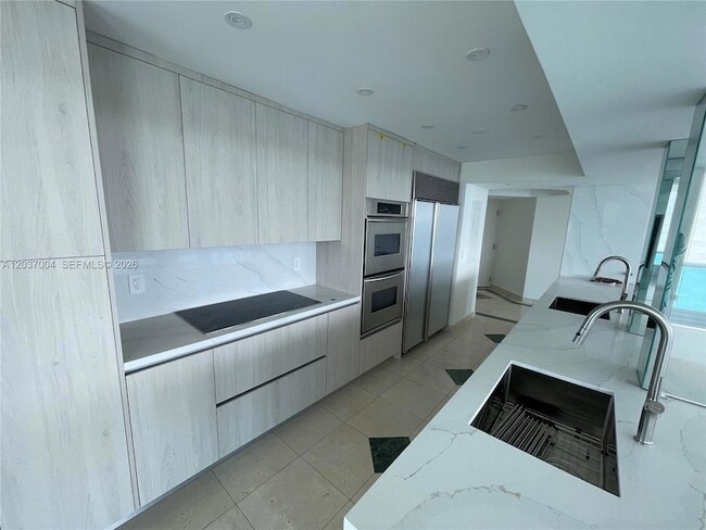 Building Photo - 5025 Collins Ave