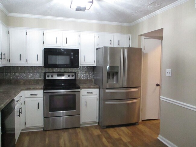 Building Photo - Updated townhome in West Augusta