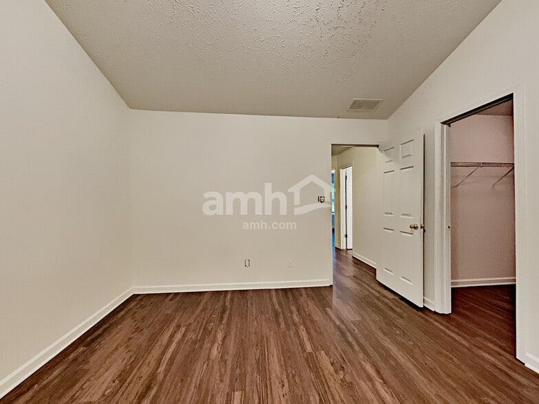 Building Photo - 6465 Chestnut Bend Dr