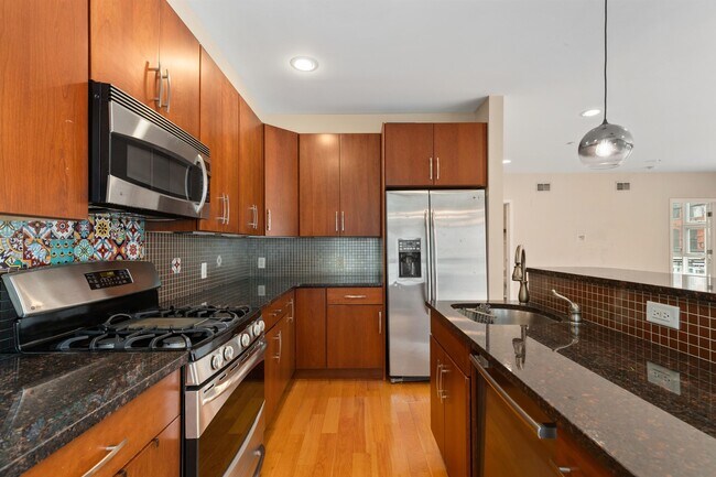 Building Photo - 296 Grand St