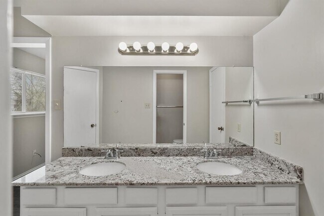 Building Photo - 10814 Sugar Hill Dr