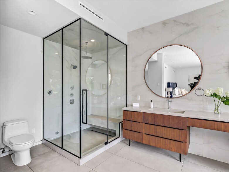 Building Photo - 1724 N Sierra Bonita Ave