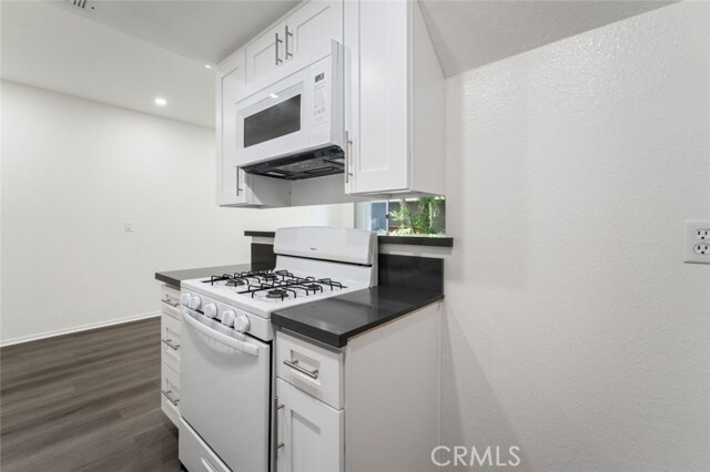 Building Photo - 731 E Cypress Ave