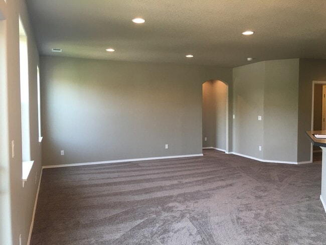 Building Photo - Application Pending - 3 Bedroom Home For R...