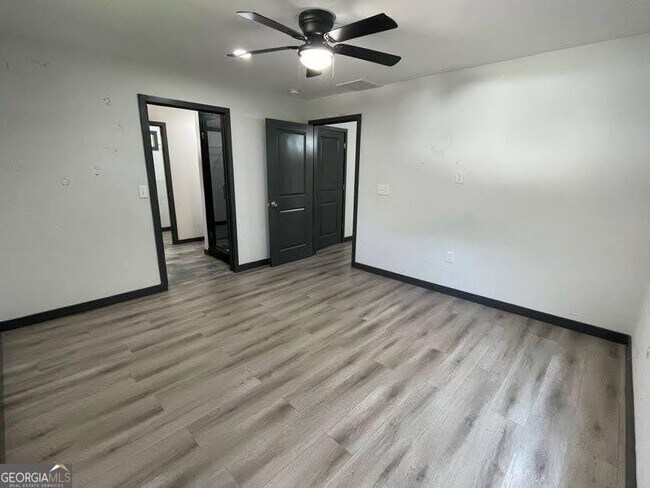 Building Photo - 185 Glenrose Cir SW