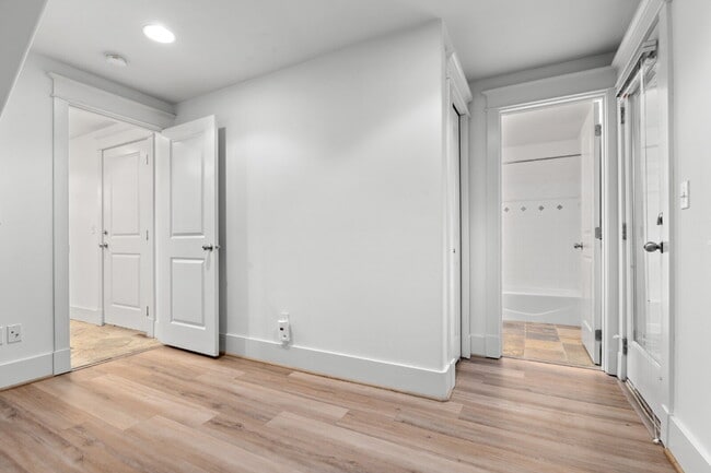 Building Photo - Stunning Capitol Hill Townhome in Prime Seattle Location – 3BR / 3BA Available June 7