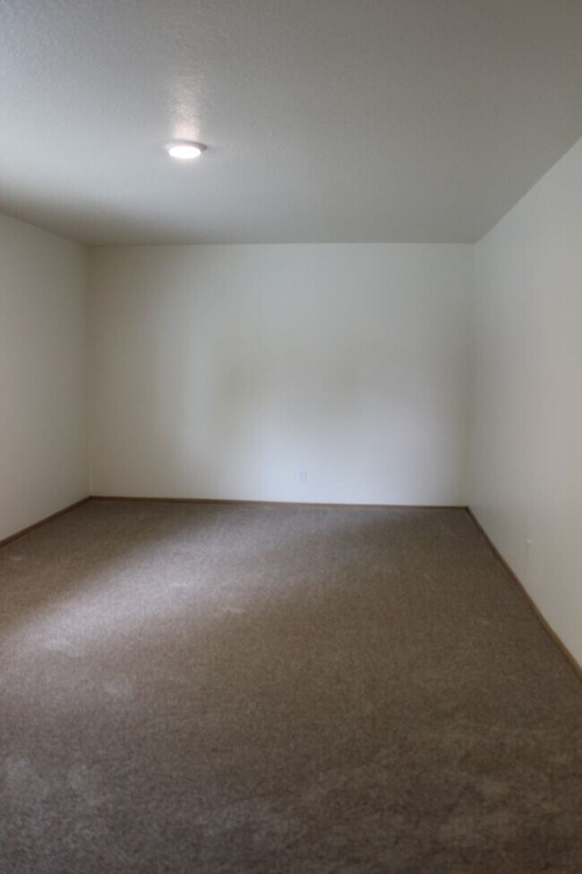 Building Photo - 3 or 4 bedroom, 2 bath updated home in Hillsboro near Intel Jones Farm