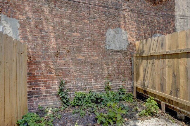 Building Photo - 124 S Carey St
