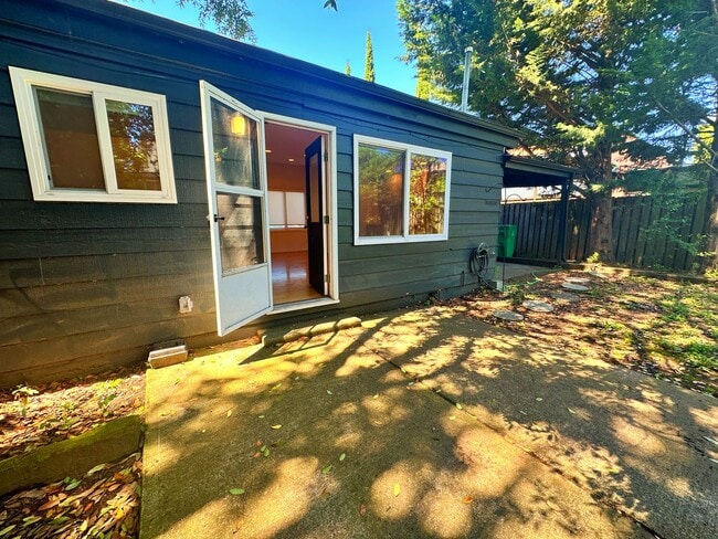 Building Photo - Beautiful 1-bedroom unit (half of a duplex...