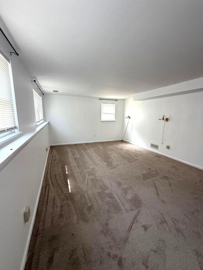 Building Photo - 1234 Pleasant Valley Dr