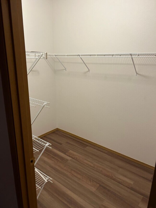 Building Photo - 3 Bed, 2 Bath Condo with in Cascade-Fairwo...