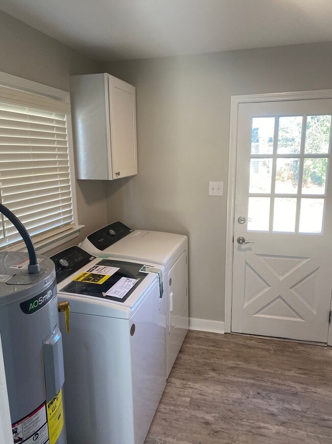 Building Photo - Settle in to this beautiful 3 bed 3 bath i...