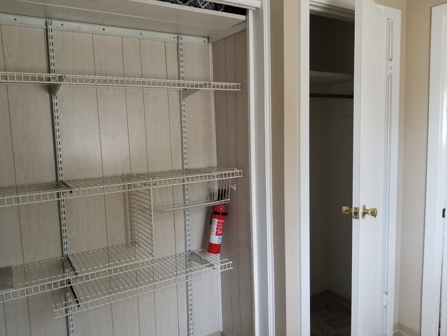 Building Photo - N. 24th Ave 2 bedroom House w/DOUBLE GARAGE!