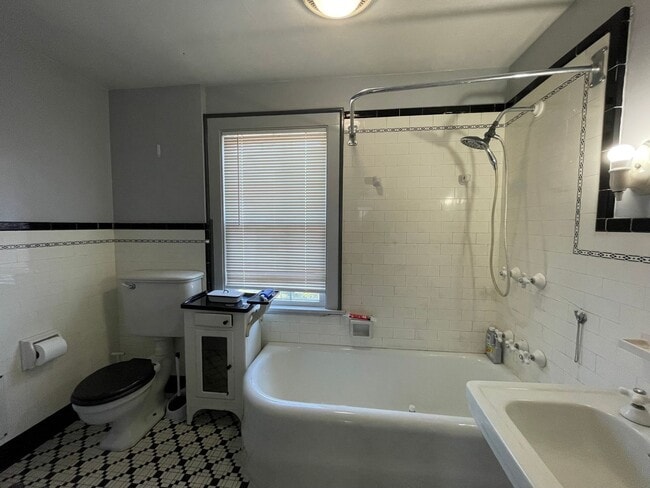Building Photo - Spacious 3 Bedroom Single Family Home with...