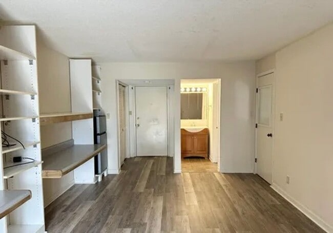 Building Photo - Lovely Studio in Gated Community Utilities Included