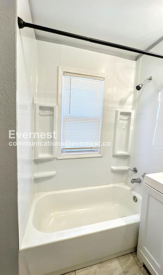 Building Photo - 1402 E 65th St